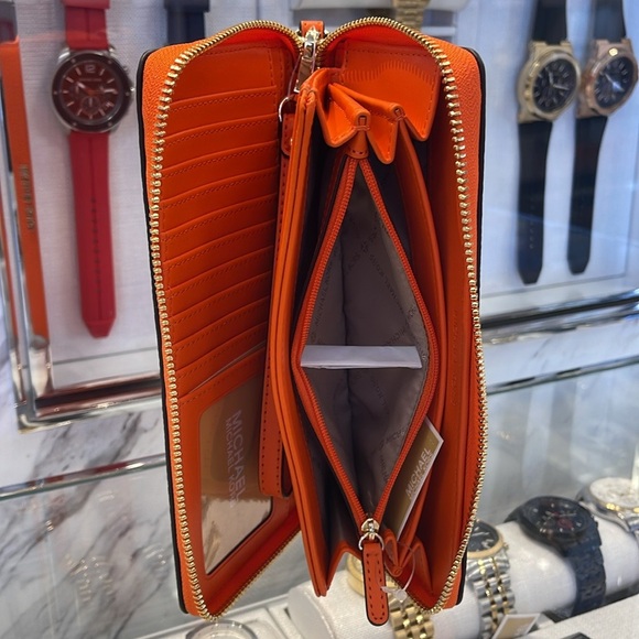 MICHAEL KORS
Jet Set Travel Large Pebbled Leather Wristlet Wallet Phone Holder - Picture 13 of 16